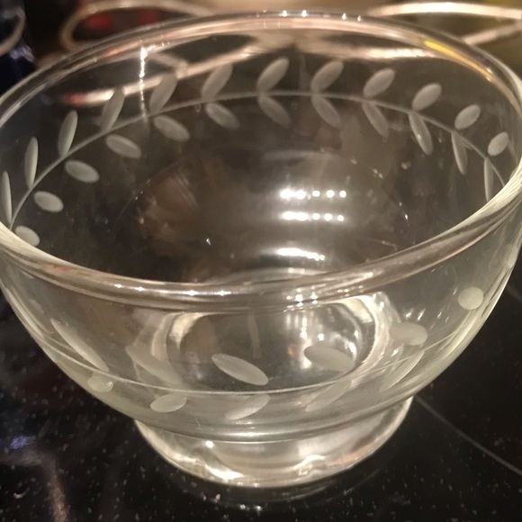 2 Custard Cups Anchor Hocking 2 patterns - Picture 1 of 4